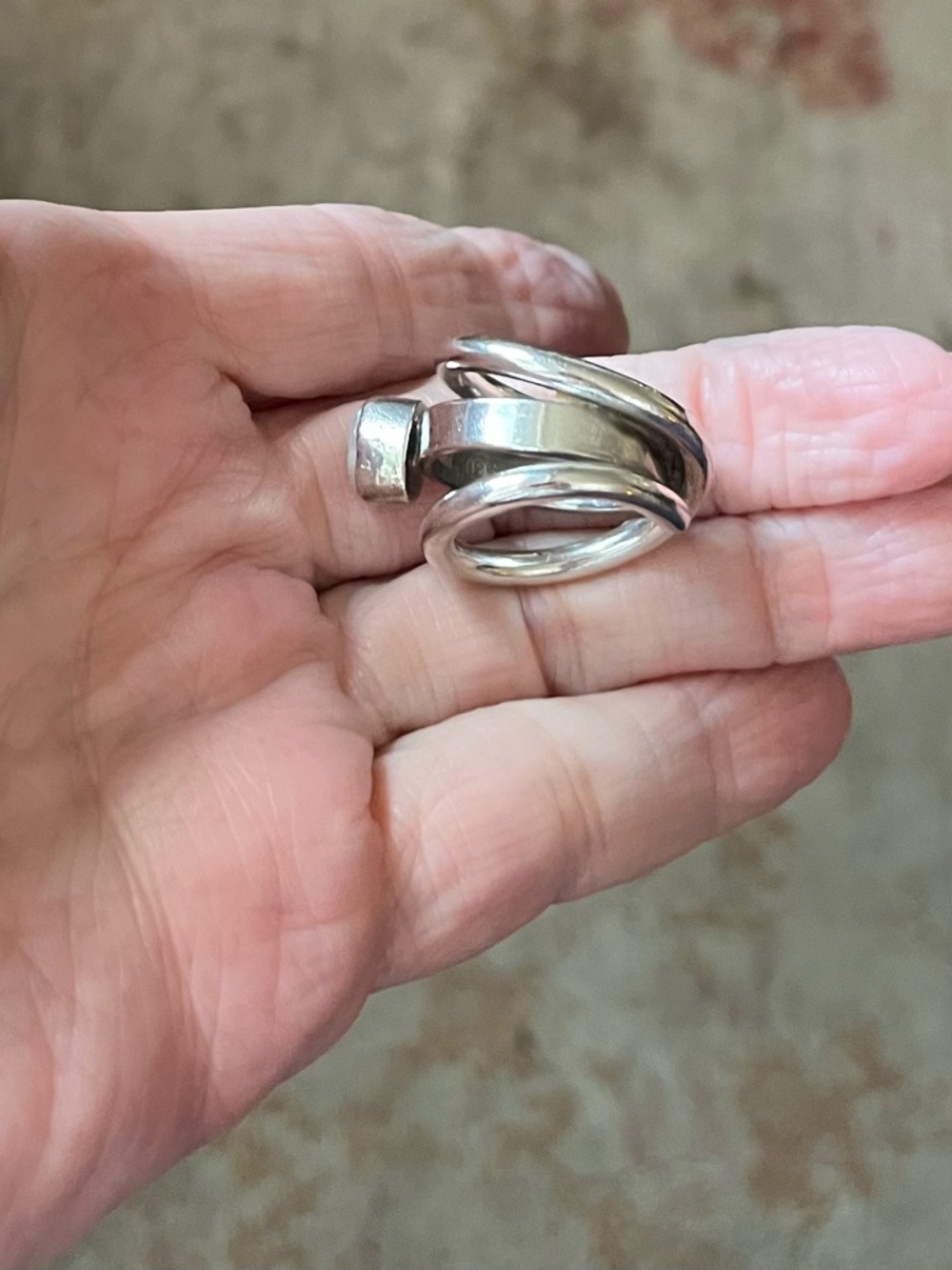 Lilly Barrack Sterling .925 Freshwater Pearl Ring
Unique split shank band - Picture 9 of 10